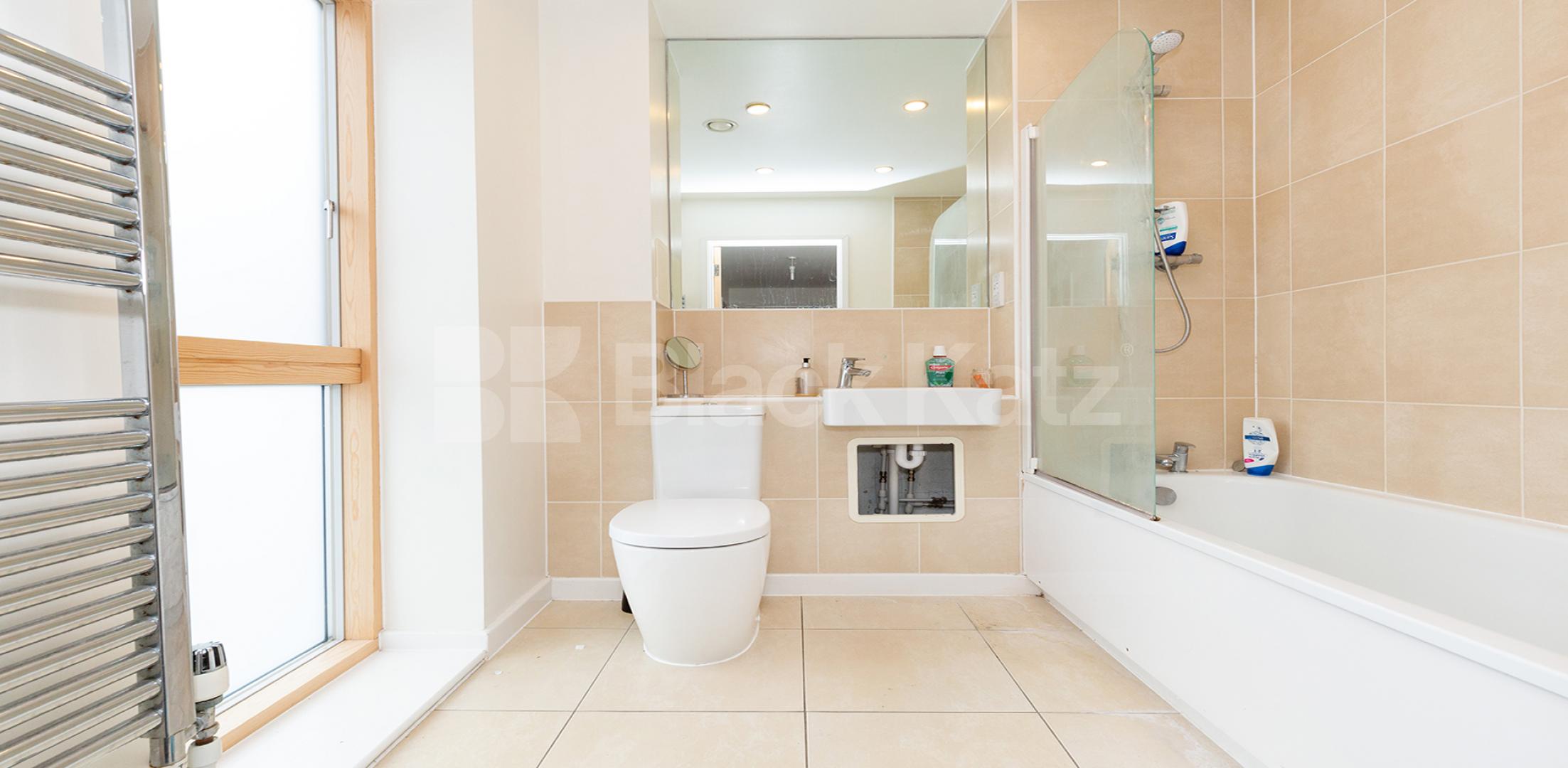 Contemporary 3 bedroom 2 bathroom flat mins to tube and shops New Clock Tower, North Road, Caledonian Road